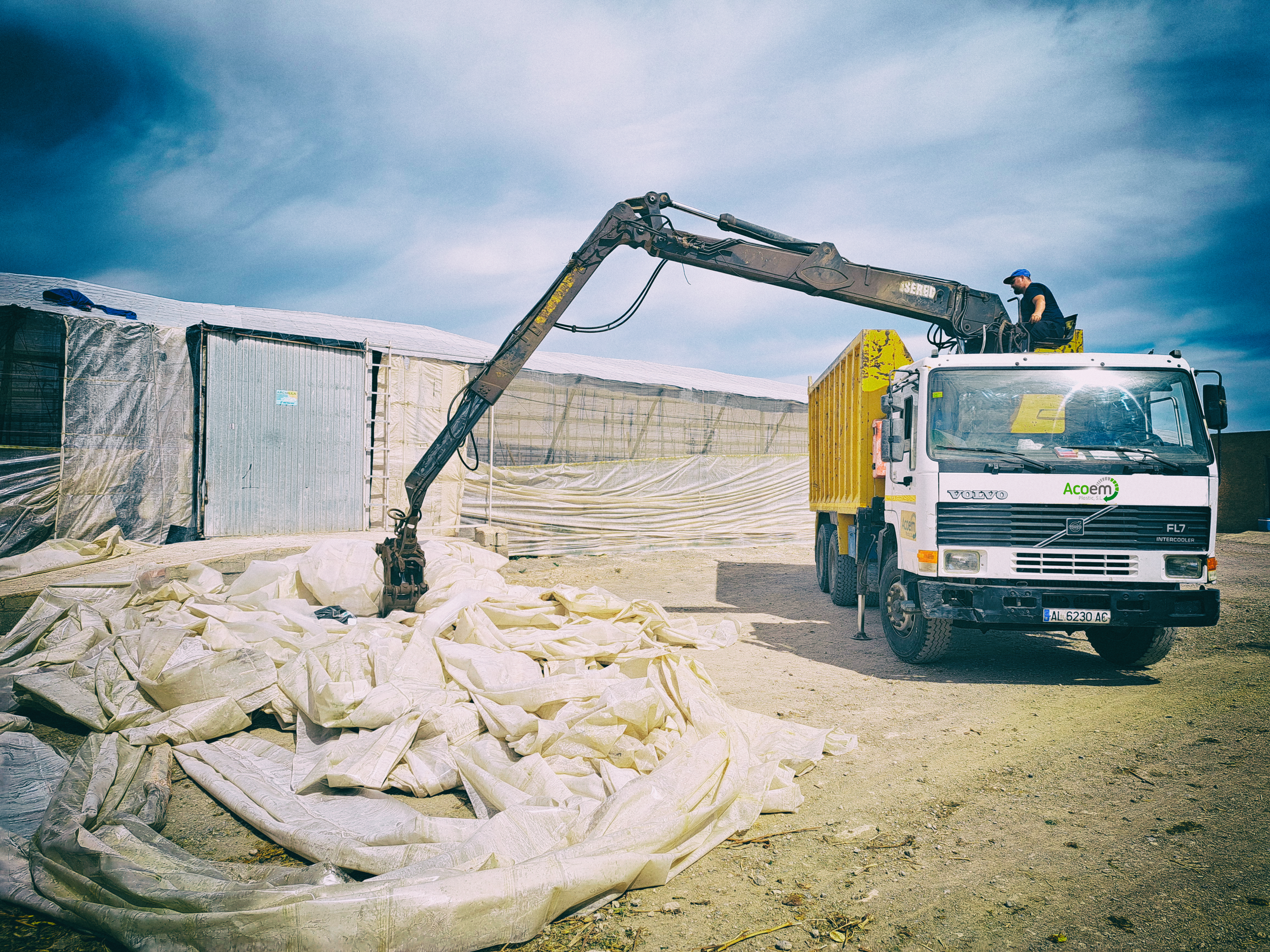 Recogida y prensado de plástico agrícola